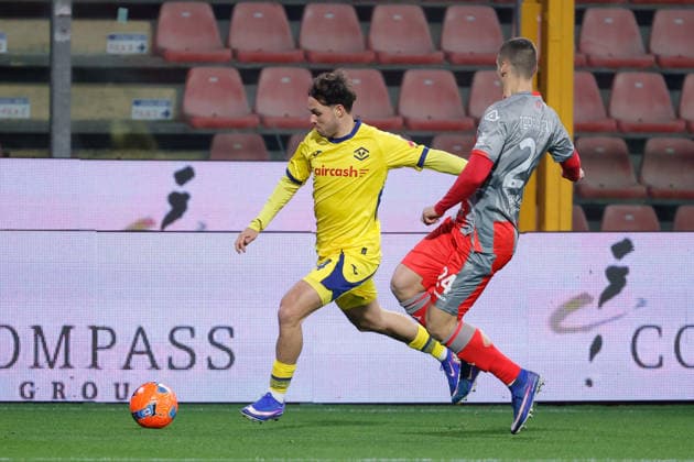 Italian Serie A soccer match US Cremonese vs Hellas Verona FC - 19 Jan 2026 Pol Lirola of Hellas Verona under pressure from Filippo Terracciano of US Cremonese during the Italian Serie A soccer match US Cremonese vs Hellas Verona FC at Giovanni Zini Stadium. Final score US Cremonese 0:0 Hellas Verona FC Cremona Italy Copyright: xEmanuelexPennacchiox xSOPAxImagesx EPen_cre_vr_5774