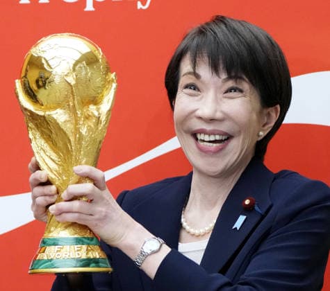 Japan PM Takaichi with FIFA trophy Japanese Prime Minister Sanae Takaichi poses for a photo with the FIFA World Cup, WM, Weltmeisterschaft, Fussball trophy at the premier s office in Tokyo on Jan. 19, 2026.  A14AA0005194019P