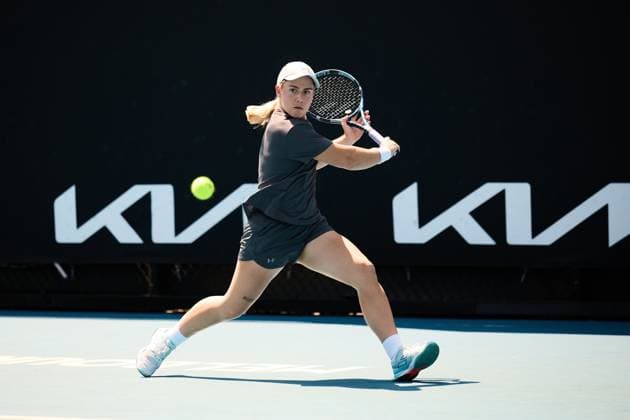 Sonay Kartal of Great Britain hits a backhand Australian Open tennis tournament, Day Three, Melbourne Park, Australia - 20 Jan 2026Melbourne Melbourne Park Victoria (VIC) Australia  Copyright: xRachelxBach Shutterstockx 16303004ah