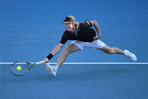 TENNIS AUSTRALIAN OPEN, Dane Sweeny of Australia stretches during the Men™s first round match agains Gael Monfils of France on day 3 of the 2026 Australian Open tennis tournament at Melbourne Park in Melbourne, Tuesday, January 20, 2026. ( NO ARCHIVING MELBOURNE VICTORIA AUSTRALIA  Copyright: xLUKASxCOCHx 20260120148324357661