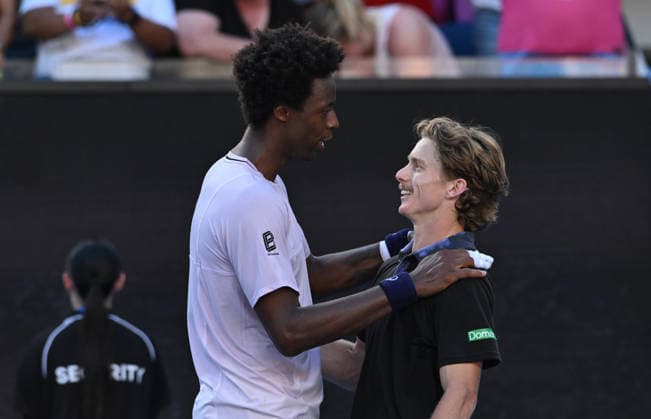 TENNIS AUSTRALIAN OPEN, Dane Sweeny of Australia (r) reacts with Gael Monfils of France after winning the Men™s first round match day 3 of the 2026 Australian Open tennis tournament at Melbourne Park in Melbourne, Tuesday, January 20, 2026. ( NO ARCHIVING MELBOURNE VICTORIA AUSTRALIA  Copyright: xJAMESxROSSx 20260120178833823011