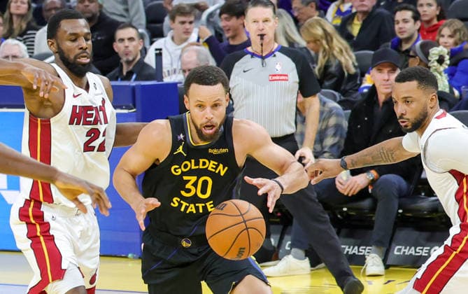 (260120) -- SAN FRANCISCO, Jan. 20, 2026 -- Golden State Warriors Stephen Curry (C) vies for the ball during the 2025-2026 NBA, Basketball Herren, USA regular season basketball game between Golden State Warriors and Miami Heat in San Francisco, the United States, Jan. 19, 2026. (Photo by Xinhua) (SP)U.S.-SAN FRANCISCO-BASKETBALL-NBA-WARRIORS VS HEAT ArthurxDong 
