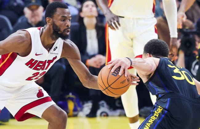 (260120) -- SAN FRANCISCO, Jan. 20, 2026 -- Miami Heat s Andrew Wiggins (L) defends Golden State Warriors Stephen Curry during the 2025-2026 NBA, Basketball Herren, USA regular season basketball game between Golden State Warriors and Miami Heat in San Francisco, the United States, Jan. 19, 2026. (Photo by Xinhua) (SP)U.S.-SAN FRANCISCO-BASKETBALL-NBA-WARRIORS VS HEAT ArthurxDong 