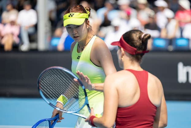 (260120) -- MELBOURNE, Jan. 20, 2026 -- Tang Qianhui (L) of China Maia Lumsden of Britain react during the women s doubles 1st round match against Sara Errani Jasmine Paolini of Italy at the Australian Open tennis tournament in Melbourne, Australia, Jan. 20, 2026. (Photo by Xinhua) (SP)AUSTRALIA-MELBOURNE-TENNIS-AUSTRALIAN OPEN-WOMEN S DOUBLES-DAY 3 HuxJingchen 