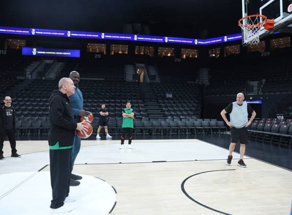 Turkish President Erdogan plays game with former NBA, Basketball Herren, USA player O Neal ISTANBUL, TURKIYE - JANUARY 18: (----EDITORIAL USE ONLY - MANDATORY CREDIT - TURKISH PRESIDENCY MUSTAFA KAMACI HANDOUT - NO MARKETING NO ADVERTISING CAMPAIGNS - DISTRIBUTED AS A SERVICE TO CLIENTS----) Turkish President Recep Tayyip Erdogan and former American National Basketball Association (NBA) player Shaquille O Neal play a game at the Basketball Development Center in Istanbul, Turkiye on January 18, 2026. Turkish Presidency Mustafa Kamaci Handout Anadolu Istanbul Turkey. Editorial use only. Please get in touch for any other usage.  Copyright: x2026xAnadoluxTurkishxPresidencyx xMustafaxKamacix xHandoutx