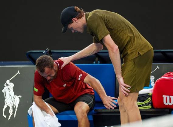 Hugo Gaston retires in his first round match against Jannik Sinner Australian Open tennis tournament, Day Three, Melbourne Park, Australia - 20 Jan 2026Melbourne Melbourne Park Victoria (VIC) Australia  Copyright: xEllaxLing Shutterstockx 16303003gr