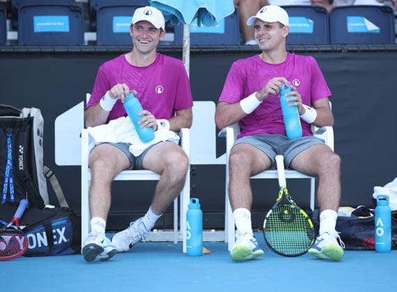 Petr Nouza, Patrk Rikl (CZE) sitzen auf dem Stuhl waehrend der Spielpause, Herren Doppel, Men s Doubles, Australian Open 2026, Melbourne Park, Melbourne, Victoria, Australia. Copyright: xJuergenxHasenkopfx