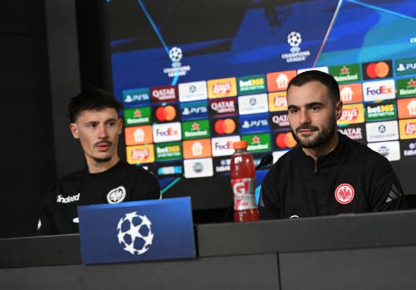 20.01.2026, xjhx, Fussball UEFA Champions League, Eintracht Frankfurt Pressekonferenz v.l. Robin Koch (Eintracht Frankfurt), Interims Trainer Dennis Schmitt (Eintracht Frankfurt) (DFL DFB REGULATIONS PROHIBIT ANY USE OF PHOTOGRAPHS as IMAGE SEQUENCES and or QUASI-VIDEO) Frankfurt am Main