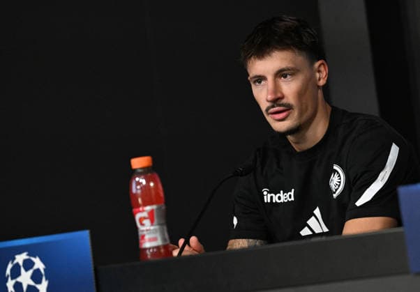 20.01.2026, xjhx, Fussball UEFA Champions League, Eintracht Frankfurt Pressekonferenz v.l. Robin Koch (Eintracht Frankfurt) (DFL DFB REGULATIONS PROHIBIT ANY USE OF PHOTOGRAPHS as IMAGE SEQUENCES and or QUASI-VIDEO) Frankfurt am Main