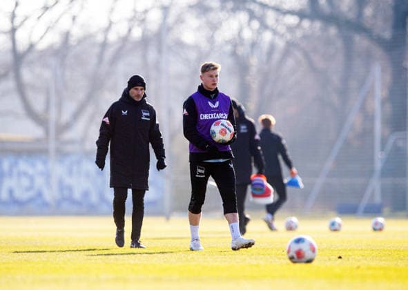 Fussball, Herren, Saison 2025 26, 2. Bundesliga, Hertha BSC, Training, v.l. Trainer Stefan Leitl (Hertha BSC), Julian Eitschberger (Hertha BSC), 20.01. 2026,
