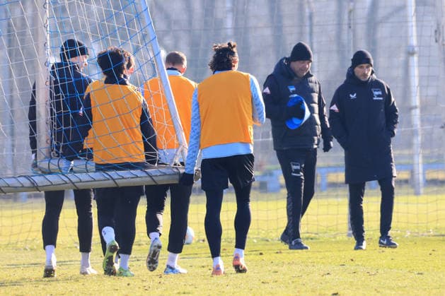 DEU, DFL, 2. FBL Hertha BSC, Training, 20.01.2026, Sportforum, Berlin, DEU, DFL, 2. FBL Hertha BSC, Training, im Bild Cheftrainer Stefan Leitl (Hertha BSC Berlin), Torwarttrainer Andreas Menger (Hertha BSC Berlin), Fabian Reese (Hertha BSC Berlin 11) DFL - regulations prohibit any use of Photographs as image sequences and or quasi-video