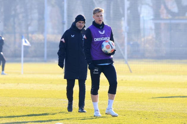 DEU, DFL, 2. FBL Hertha BSC, Training, 20.01.2026, Sportforum, Berlin, DEU, DFL, 2. FBL Hertha BSC, Training, im Bild Julian Eitschberger (Hertha BSC Berlin 2), Cheftrainer Stefan Leitl (Hertha BSC Berlin) DFL - regulations prohibit any use of Photographs as image sequences and or quasi-video