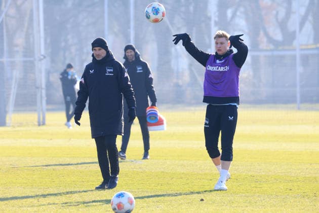 DEU, DFL, 2. FBL Hertha BSC, Training, 20.01.2026, Sportforum, Berlin, DEU, DFL, 2. FBL Hertha BSC, Training, im Bild Julian Eitschberger (Hertha BSC Berlin 2), Cheftrainer Stefan Leitl (Hertha BSC Berlin) DFL - regulations prohibit any use of Photographs as image sequences and or quasi-video