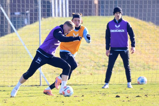 DEU, DFL, 2. FBL Hertha BSC, Training, 20.01.2026, Sportforum, Berlin, DEU, DFL, 2. FBL Hertha BSC, Training, im Bild Marten Winkler (Hertha BSC Berlin 22) Fabian Reese (Hertha BSC Berlin 11) DFL - regulations prohibit any use of Photographs as image sequences and or quasi-video