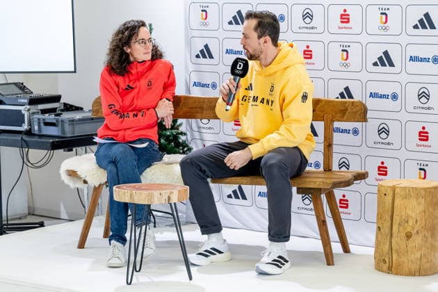 Eva Werthmann (Leiterin DOSB-Verbandskommunikation und Pressesprecherin) im Gespraech mit Fabio Wagner (DOSB-Olympiakader Deutscher Eishockey Bund DHB, EHC Red Bull Muenchen) GER, Offizielle DOSB Olympia Nominierung Team Deutschland, Olympische Winterspiele Mailand Cortina 2026, Pressekonferenz, 20.01.2026. GER, Offizielle DOSB Olympia Nominierung Team Deutschland, Olympische Winterspiele Mailand Cortina 2026, Pressekonferenz, 20.01.2026. Muenchen *** Eva Werthmann Head of DOSB Association Communications and Press Officer in conversation with Fabio Wagner DOSB Olympic Squad German Ice Hockey Federation DHB, EHC Red Bull Muenchen GER, Official DOSB Olympic Nomination Team Germany, Olympic Winter Games Milan Cortina 2026, Press Conference, 20 01 2026 GER, Official DOSB Olympic Nomination Team Germany, Olympic Winter Games Milan Cortina 2026, Press Conference, 20 01 2026 Muenchen Copyright: xEibner-Pressefoto FranzxFeinerx EP_HFR