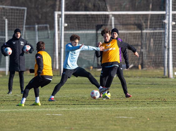 Fussball, Herren, Saison 2025 26, 2. Bundesliga, Hertha BSC, Training, v.l. Trainer Stefan Leitl (Hertha BSC), Michal Karbownik (Hertha BSC), Selim Telib (Hertha BSC), Linus Gechter (Hertha BSC), Jon Dagur Thorsteinsson (Hertha BSC), 20.01. 2026,