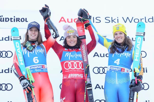 ALPINE SKIING - FIS WC Kronplatz KRONPLATZ,ITALY,20.JAN.26 - ALPINE SKIING - FIS World Cup, giant slalom, ladies. Image shows the rejoicing of Camille Rast (SUI), Julia Scheib (AUT) and Sara Hector (SWE).  GEPAxpictures xHaraldxSteiner
