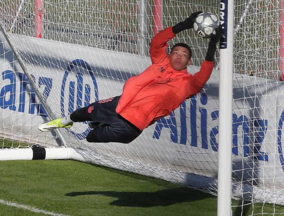 20.01.2026, FC Bayern Training, Saebenerstrasse Muenchen, Fussball, im Bild: Leonard Prescott (FC Bayern) *** 20 01 2026, FC Bayern Training, Saebenerstrasse Muenchen, Soccer, Sport, in the picture Leonard Prescott FC Bayern