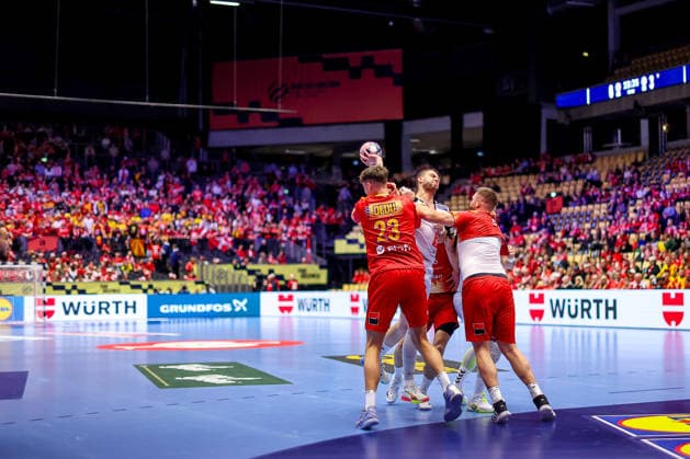 20.01.2026, Handball, Men s EHF EURO 2026, Nordmazedonien - Rumänien, Jyske Bank Boxen in Herning, Dänemark, Preliminary Round: Calin Dedu (Romania 23) und Liviu Emil Caba (Romania 21) verteidigen am Kreis gegen Filip Kuzmanovski (North Macedonia 18) Dänemark