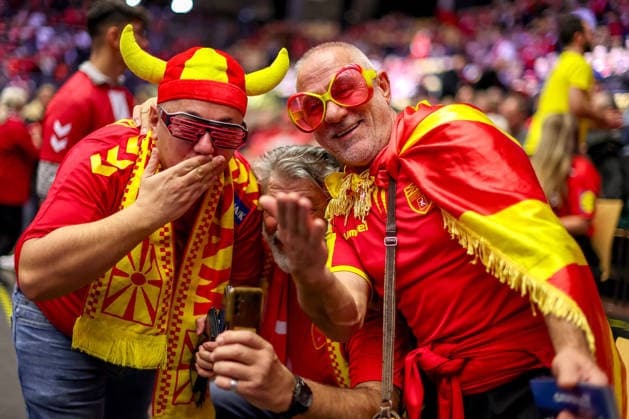 20.01.2026, Handball, Men s EHF EURO 2026, Nordmazedonien - Rumänien, Jyske Bank Boxen in Herning, Dänemark, Preliminary Round: Gute Laune bei den Fans aus Nordmazedonien. Die Handballfans feuern ihre Mannschaft stimmungsvoll an. Dänemark