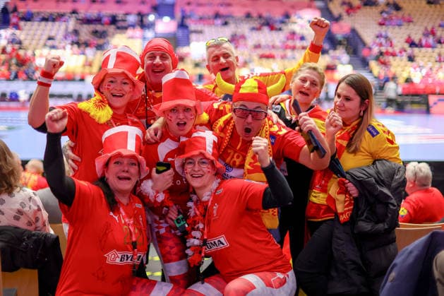 20.01.2026, Handball, Men s EHF EURO 2026, Nordmazedonien - Rumänien, Jyske Bank Boxen in Herning, Dänemark, Preliminary Round: Gute Laune bei den dänsichen Fans und den Fans aus Nordmazedonien. Die Handballfans feuern ihre Mannschaft stimmungsvoll an. Dänemark