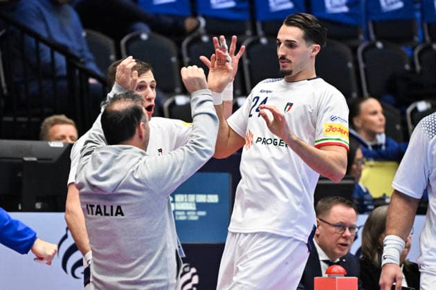 KRISTIANSTAD, SVERIGE 20260120 Italy s Mikael Helmersson celebrates after scoring with the head coach Bob Hanning and Simone Mengon during the 2026 EHF European Men s Handball Championship (the EHF Euro 2026) match between Poland and Italy at Kristianstad Arena, in Kristianstad, Sweden, on January 20, 2026. KRISTIANSTAD SVERIGE x50090x