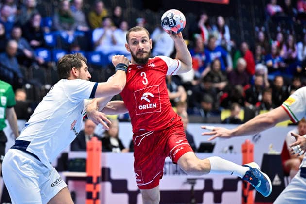 Poland s MichaÅ‚ Daszek against Italy s Andrea Parisini during the 2026 EHF European Men s Handball Championship (the EHF Euro 2026) match between Poland and Italy at Kristianstad Arena, in Kristianstad, Sweden, on January 20, 2026. KRISTIANSTAD SWEDEN x50090x