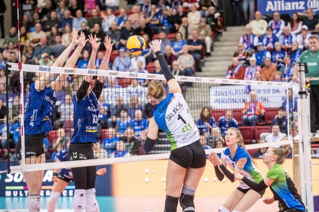 Lena Bernhard (Skurios Volleys Borken, 01) vs. Stutgarter Block aus Jasmine Gross (Allianz MTV Stuttgart, 03) und Pia Kaestner (Allianz MTV Stuttgart, 10) GER, Allianz MTV Stuttgart - Skurios Volleys Borken, Volleyball Bundesliga, VBL, Spielzeit 2025 2026, 20.01.2026 GER, Allianz MTV Stuttgart - Skurios Volleys Borken, Volleyball Bundesliga, VBL, Spielzeit 2025 2026, 20.01.2026 Stuttgart Copyright: xSandyxDinkelackerx EP_SDR