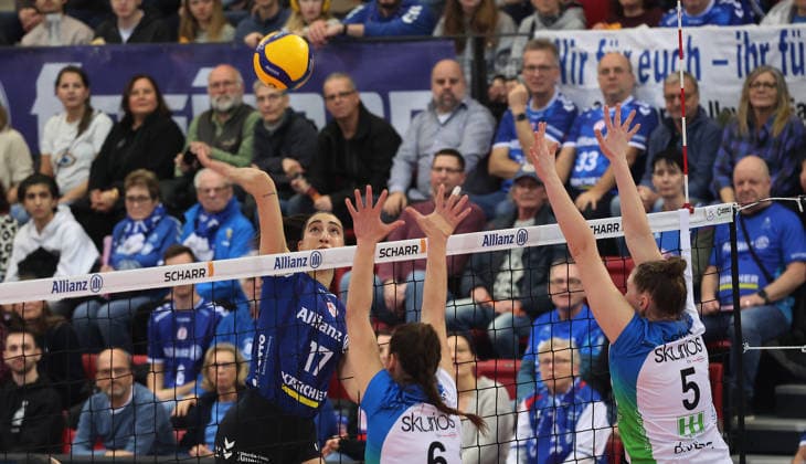 Stuttgart , Bundesliga Volleyball Allianz MTV Stuttgart vs. Skurios Volleys Borken , links: Julia de Paula ( Stuttgart )