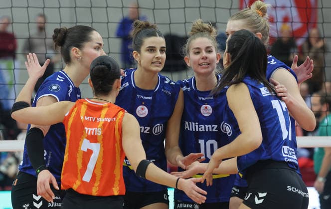 Stuttgart , Bundesliga Volleyball Allianz MTV Stuttgart vs. Skurios Volleys Borken , Jubel Stuttgart , von links: Anna Koulberg Pia Kästner ( Stuttgart )
