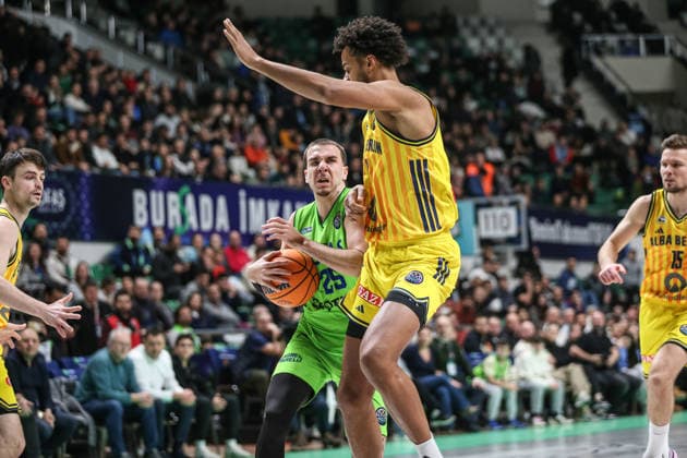 Tofas v Alba Berlin - Basketball Champions League BURSA, TURKIYE - JANUARY 20: Tofas’ Besson (25) competes against Alba Berlin’s Agbakoko (R) during the Basketball Champions League Round of 16 Group J match between Tofas and Alba Berlin at Tofas Sports Hall in Bursa, Turkiye, on January 20, 2026. Fatih Capkin Anadolu Bursa Turkey. Editorial use only. Please get in touch for any other usage.  Copyright: x2026xAnadoluxFatihxCapkinx