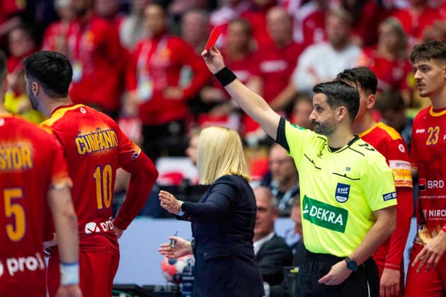 EHF Handball European Championship, EM, Europameisterschaft North Macedonia - Romania Red card for Romania s Stefan Cumpanici after clash with North Macedonia s Pavle Atanasijevikj during the men s handball match between North Macedonia and Romania in EHF Euro 2026 Group B at Jyske Bank Boxen in Herning on Tuesday, January 20, 2026. (Photo: Bo Amstrup Ritzau Scanpix) , Herning Denmark Mors Copyright: BoxAmrstrupx xRitzauxScanpix BoxAmstrupx spdk20260120-195340-L