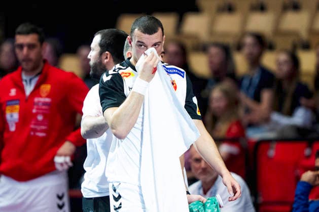 EHF Handball European Championship, EM, Europameisterschaft North Macedonia - Romania Romania s Pavle Atanasijevikj after a collision with Romania s Stefan Cumpanici during the men s handball match between North Macedonia and Romania in EHF Euro 2026 group B at Jyske Bank Boxen in Herning on Tuesday, January 20, 2026. (Photo: Bo Amstrup Ritzau Scanpix) , Herning Denmark Mors Copyright: BoxAmrstrupx xRitzauxScanpix BoxAmstrupx spdk20260120-195443-L