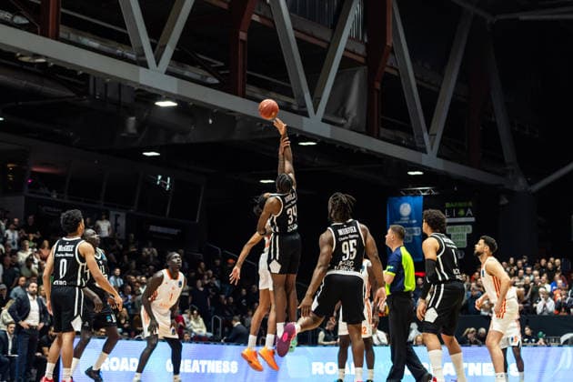 GER, BKT EuroCup, Saison 2025 2026, Niners Chemnitz - Cosea JL Bourg-en-Bresse. 20.01.2026, Messe, Chemnitz, GER, BKT EuroCup, Saison 2025 2026, Niners Chemnitz - Cosea JL Bourg-en-Bresse. Tipp off, Kevin Kokila (Cosea JL Bourg-en-Bresse 34), Kevin Yebo (Niners Chemnitz, 0) Foto Alexander Trienitz Chemnitz Messe Sachsen Deutschland