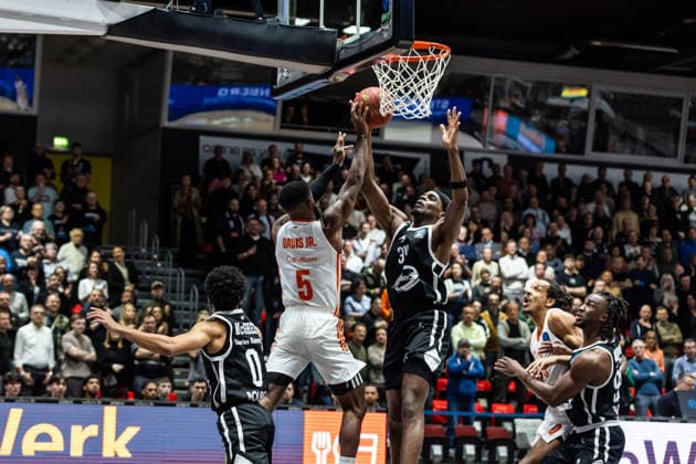 GER, BKT EuroCup, Saison 2025 2026, Niners Chemnitz - Cosea JL Bourg-en-Bresse. 20.01.2026, Messe, Chemnitz, GER, BKT EuroCup, Saison 2025 2026, Niners Chemnitz - Cosea JL Bourg-en-Bresse. Corey Davis Jr. (Niners Chemnitz, 5), Kevin Kokila (Cosea JL Bourg-en-Bresse 34) Foto Alexander Trienitz Chemnitz Messe Sachsen Deutschland