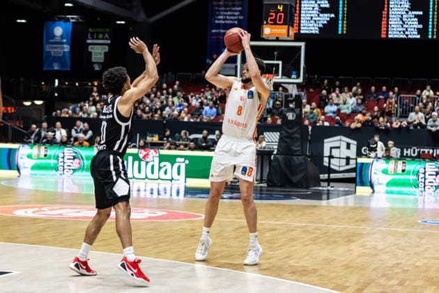 GER, BKT EuroCup, Saison 2025 2026, Niners Chemnitz - Cosea JL Bourg-en-Bresse. 20.01.2026, Messe, Chemnitz, GER, BKT EuroCup, Saison 2025 2026, Niners Chemnitz - Cosea JL Bourg-en-Bresse. Jordan Schakel (Niners Chemnitz, 8), Darius Mcghee (Cosea JL Bourg-en-Bresse 0) Foto Alexander Trienitz Chemnitz Messe Sachsen Deutschland