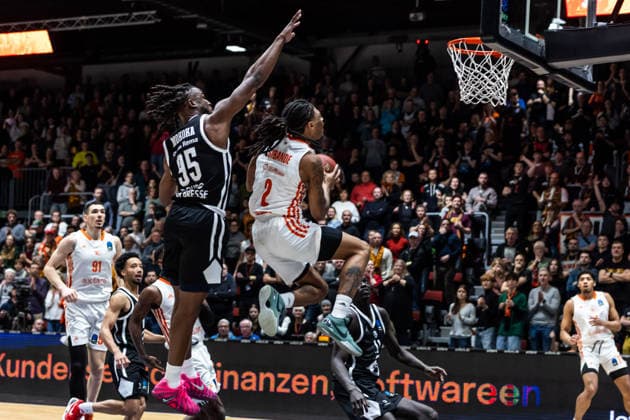 GER, BKT EuroCup, Saison 2025 2026, Niners Chemnitz - Cosea JL Bourg-en-Bresse. 20.01.2026, Messe, Chemnitz, GER, BKT EuroCup, Saison 2025 2026, Niners Chemnitz - Cosea JL Bourg-en-Bresse. Nike Sibande (Niners Chemnitz, 2), Adam Mokoka (Cosea JL Bourg-en-Bresse 95) Foto Alexander Trienitz Chemnitz Messe Sachsen Deutschland