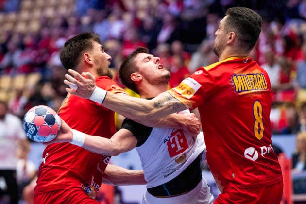 EHF Handball European Championship, EM, Europameisterschaft North Macedonia - Romania North Macedonia s Marko Mitev in action with Romania s Andrei Buzle and Robert Militaru during the men s handball match between North Macedonia and Romania in EHF Euro 2026 group B at Jyske Bank Boxen in Herning on Tuesday, January 20, 2026. (Photo: Bo Amstrup Ritzau Scanpix) , Herning Denmark Mors Copyright: BoxAmrstrupx xRitzauxScanpix BoxAmstrupx spdk20260120-200816-L