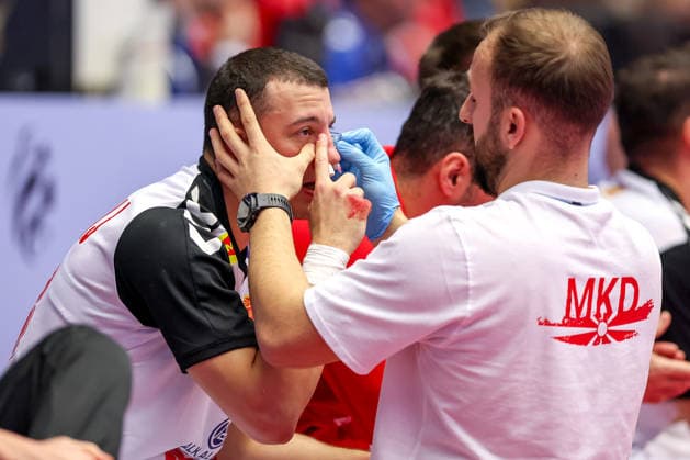 20.01.2026, Handball, Men s EHF EURO 2026, Nordmazedonien - Rumänien, Jyske Bank Boxen in Herning, Dänemark, Preliminary Round: Pavle Atanasijevikj (North Macedonia 88) sitzt blutend verletzt mit Schmerzen auf dem Spielfeld und muss medizinisch versorgt werden. Dänemark