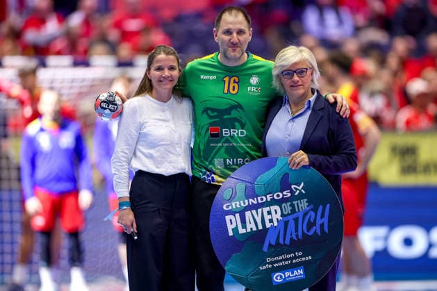 20.01.2026, Handball, Men s EHF EURO 2026, Nordmazedonien - Rumänien, Jyske Bank Boxen in Herning, Dänemark, Preliminary Round: Player of the Match Ehrung Auszeichnung Ehrung Mihai Catalin Popescu (Romania 16) Dänemark