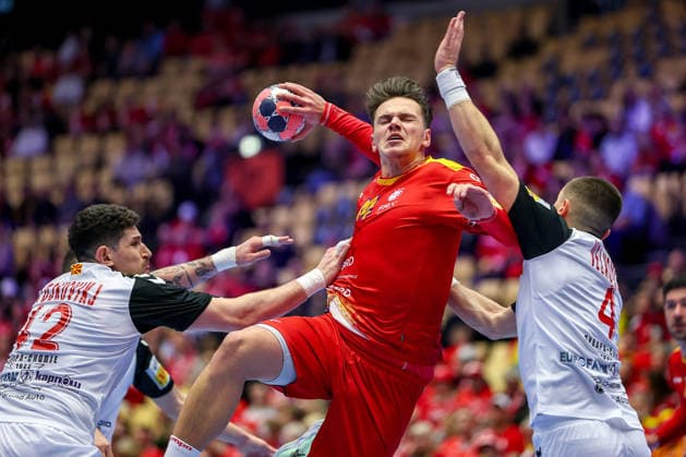 20.01.2026, Handball, Men s EHF EURO 2026, Nordmazedonien - Rumänien, Jyske Bank Boxen in Herning, Dänemark, Preliminary Round: Daniel Stanciuc (Romania 44) im Zweikampf gegen Martin Velkovski (North Macedonia 04) Dänemark
