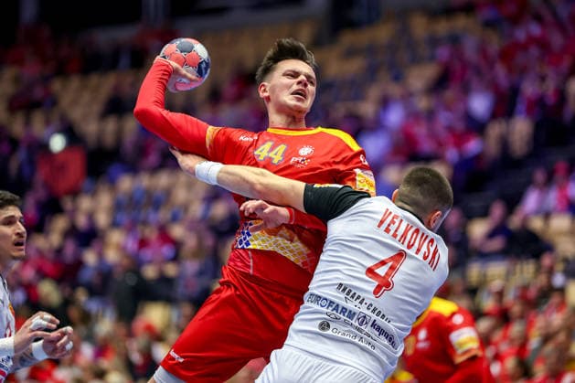 20.01.2026, Handball, Men s EHF EURO 2026, Nordmazedonien - Rumänien, Jyske Bank Boxen in Herning, Dänemark, Preliminary Round: Daniel Stanciuc (Romania 44) im Zweikampf gegen Martin Velkovski (North Macedonia 04) Dänemark