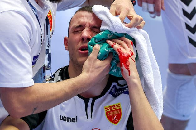 20.01.2026, Handball, Men s EHF EURO 2026, Nordmazedonien - Rumänien, Jyske Bank Boxen in Herning, Dänemark, Preliminary Round: Pavle Atanasijevikj (North Macedonia 88) sitzt blutend verletzt mit Schmerzen auf dem Spielfeld und muss medizinisch versorgt werden. Dänemark