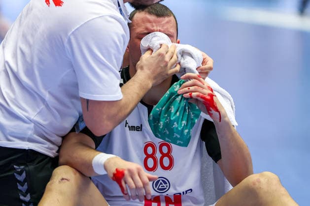 20.01.2026, Handball, Men s EHF EURO 2026, Nordmazedonien - Rumänien, Jyske Bank Boxen in Herning, Dänemark, Preliminary Round: Pavle Atanasijevikj (North Macedonia 88) sitzt blutend verletzt mit Schmerzen auf dem Spielfeld und muss medizinisch versorgt werden. Dänemark *** 20 01 2026, Handball, Men s EHF EURO 2026, North Macedonia Romania, Jyske Bank Boxing in Herning, Denmark, Preliminary Round Pavle Atanasijevikj North Macedonia 88 sits on the court bleeding and in pain and needs medical attention Denmark