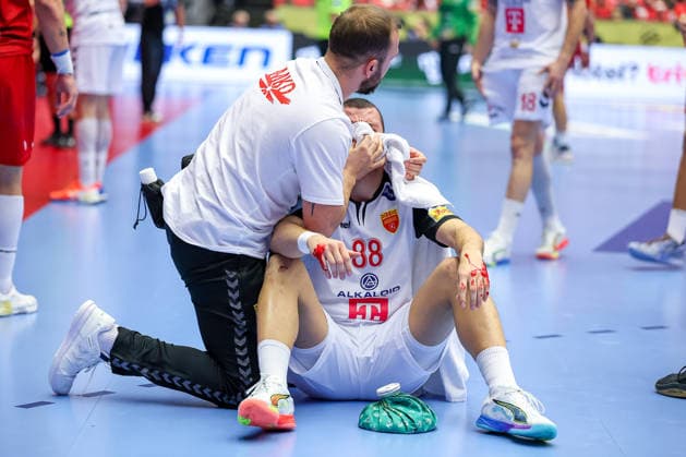 20.01.2026, Handball, Men s EHF EURO 2026, Nordmazedonien - Rumänien, Jyske Bank Boxen in Herning, Dänemark, Preliminary Round: Pavle Atanasijevikj (North Macedonia 88) sitzt blutend verletzt mit Schmerzen auf dem Spielfeld und muss medizinisch versorgt werden. Dänemark