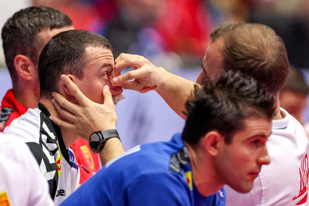 20.01.2026, Handball, Men s EHF EURO 2026, Nordmazedonien - Rumänien, Jyske Bank Boxen in Herning, Dänemark, Preliminary Round: Pavle Atanasijevikj (North Macedonia 88) sitzt blutend verletzt mit Schmerzen auf dem Spielfeld und muss medizinisch versorgt werden. Dänemark