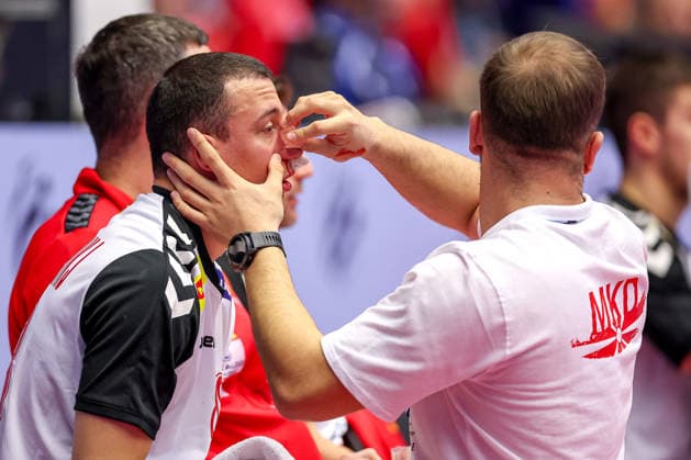 20.01.2026, Handball, Men s EHF EURO 2026, Nordmazedonien - Rumänien, Jyske Bank Boxen in Herning, Dänemark, Preliminary Round: Pavle Atanasijevikj (North Macedonia 88) sitzt blutend verletzt mit Schmerzen auf dem Spielfeld und muss medizinisch versorgt werden. Dänemark