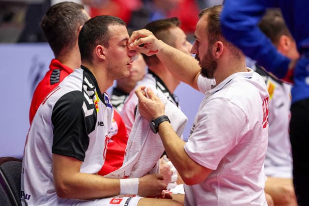 20.01.2026, Handball, Men s EHF EURO 2026, Nordmazedonien - Rumänien, Jyske Bank Boxen in Herning, Dänemark, Preliminary Round: Pavle Atanasijevikj (North Macedonia 88) sitzt blutend verletzt mit Schmerzen auf dem Spielfeld und muss medizinisch versorgt werden. Dänemark