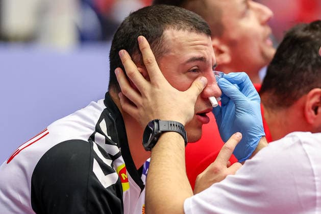 20.01.2026, Handball, Men s EHF EURO 2026, Nordmazedonien - Rumänien, Jyske Bank Boxen in Herning, Dänemark, Preliminary Round: Pavle Atanasijevikj (North Macedonia 88) sitzt blutend verletzt mit Schmerzen auf dem Spielfeld und muss medizinisch versorgt werden. Dänemark