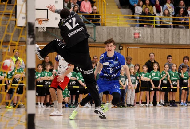 20.01.2026, Deutschland, Asperg, Handball TVB Stuttgart vs. HBW Balingen-Weilstetten, v.l. Daniel Rebmann (HBW), Julian Sprössing (TVB)
